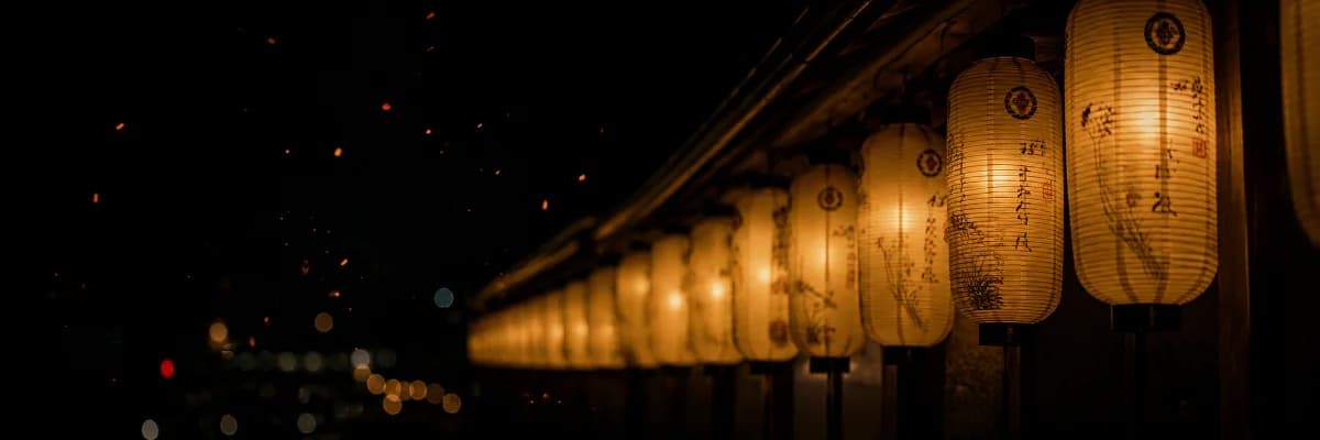 夜の街に灯る提灯
